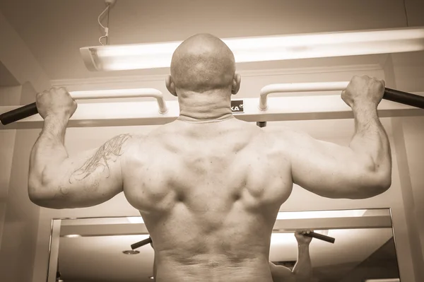 Hombre en el gimnasio —  Fotos de Stock