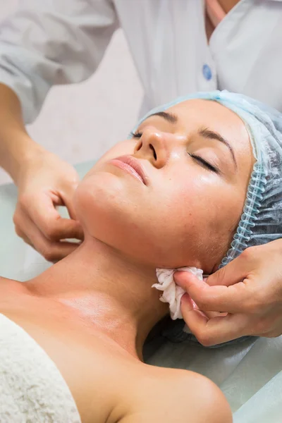 Mujer recibiendo máscara facial — Foto de Stock