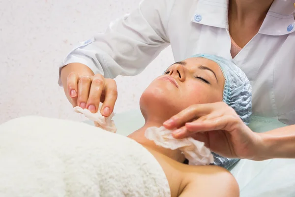 Vrouw ontvangende gezichtsmasker — Stockfoto