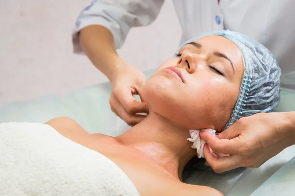 Mujer recibiendo máscara facial — Foto de Stock