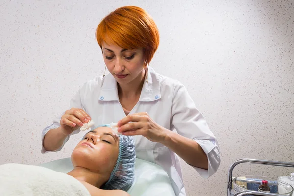 Cosmetic procedures in spa clinic — Stock Photo, Image