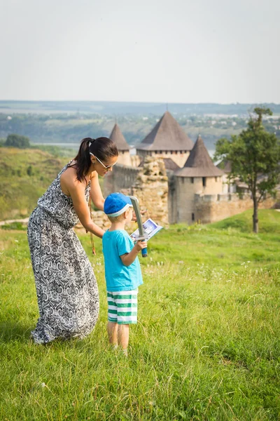 Madre e hijo en el camino antiguo — Foto de Stock