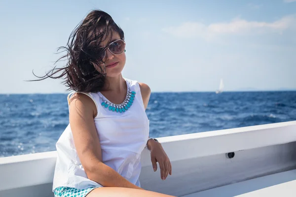 Femme sur yacht — Photo