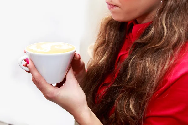 Mulher bonita bebendo café — Fotografia de Stock