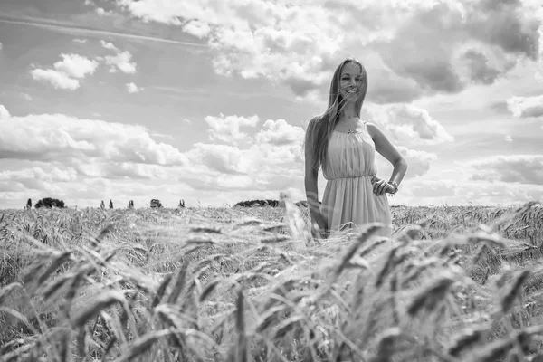 Vrouw aan het veld — Stockfoto