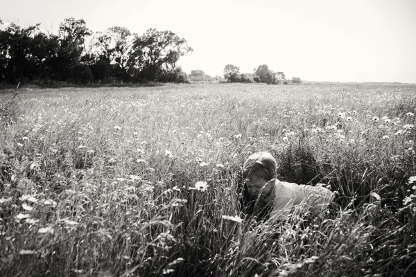 Garçon dans un champ avec des marguerites — Photo