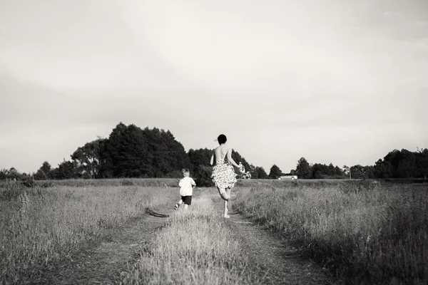 Gelukkige familie buiten — Stockfoto