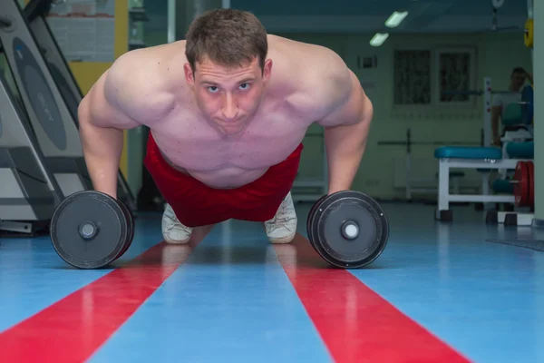 Homme dans la salle de gym. — Photo