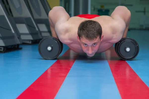 Homme dans la salle de gym. — Photo