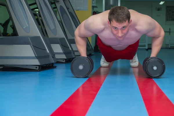 Homme dans la salle de gym. — Photo