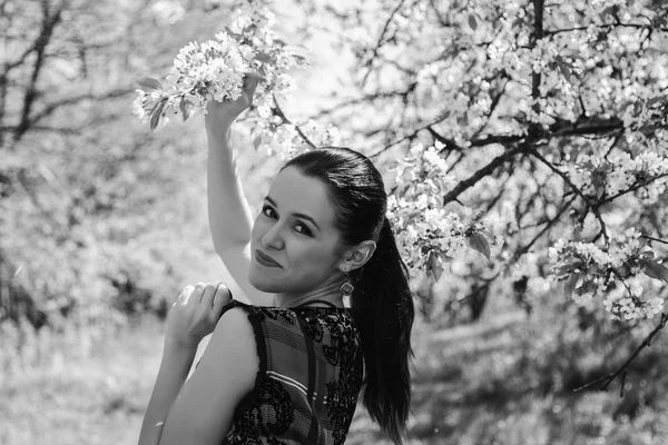 Dívka u Kvetoucí strom — Stock fotografie