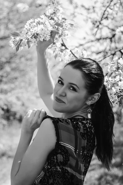 Chica cerca de un árbol floreciente — Foto de Stock