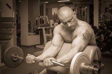 adam içinde jimnastik salonu