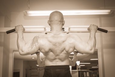 adam içinde jimnastik salonu