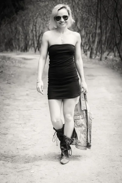 Jeune femme marchant dans la forêt — Photo