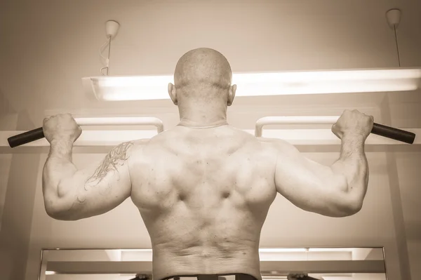 Hombre en el gimnasio — Foto de Stock