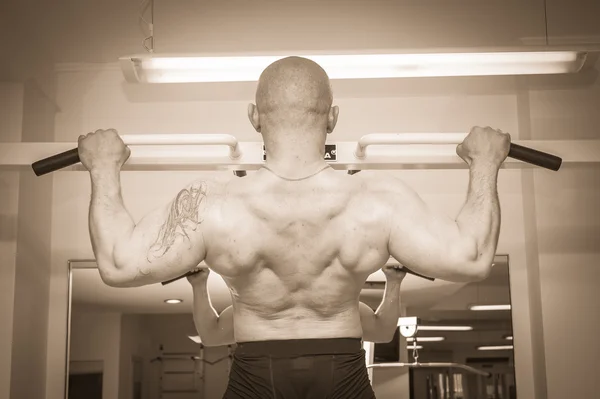 Man in de sportschool — Stockfoto