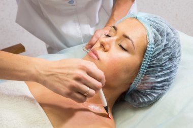 kadın alıcı yüz maskesi