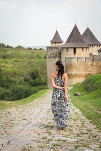 Menina perto do castelo medieval — Fotografia de Stock