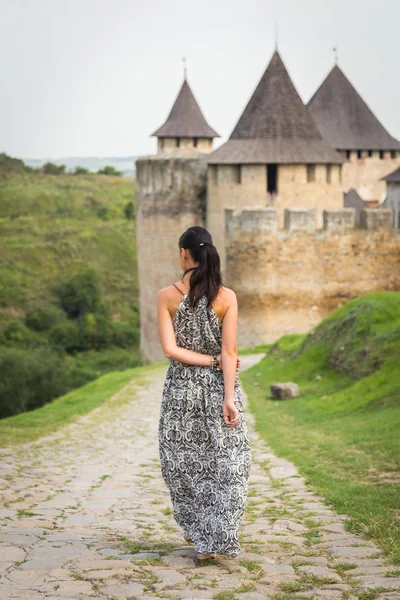 Girl near  medieval castle — Stock Photo, Image