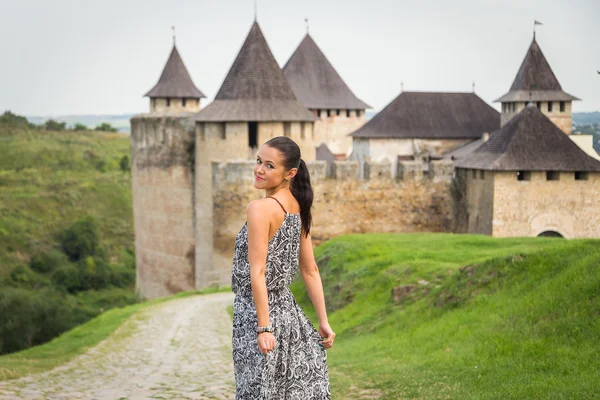 Menina perto do castelo medieval — Fotografia de Stock