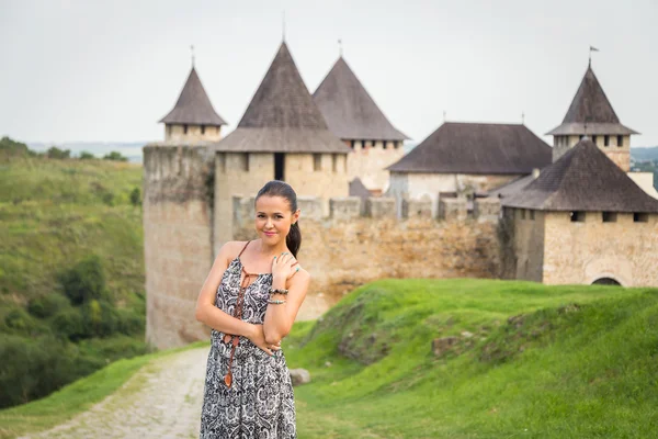 Girl near  medieval castle — Stock Photo, Image