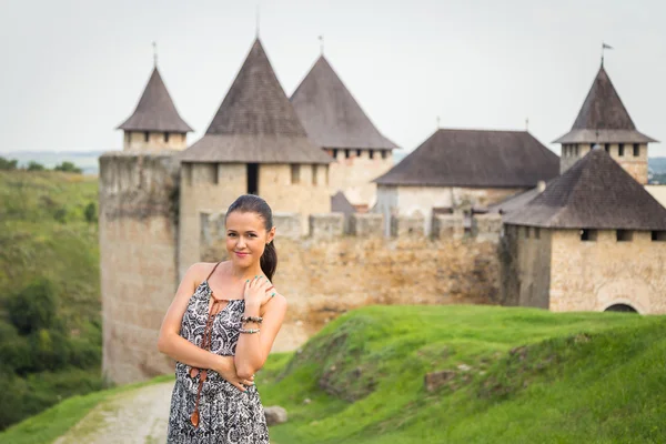 Menina perto do castelo medieval — Fotografia de Stock