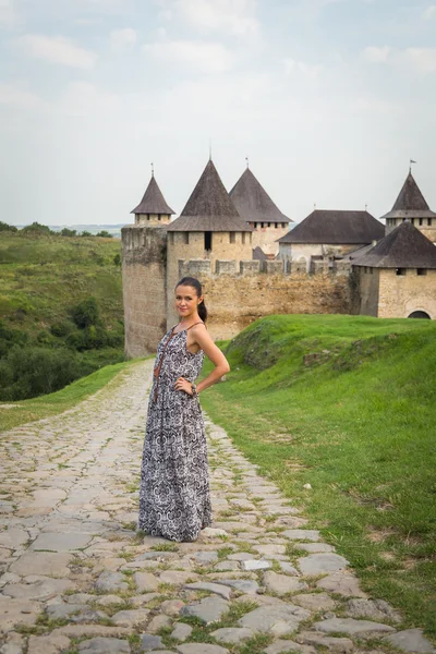 Menina perto do castelo medieval — Fotografia de Stock
