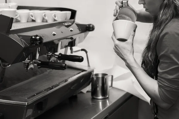Kvinna att göra kaffe — Stockfoto