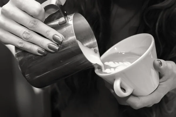 Mulher fazendo café — Fotografia de Stock