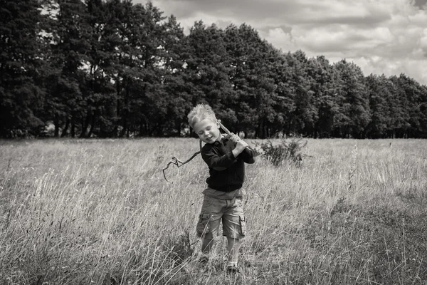 Chlapec v poli — Stock fotografie