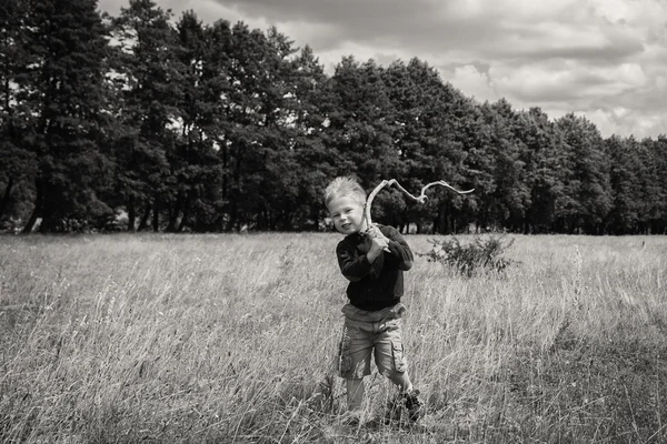 フィールドの少年 — ストック写真