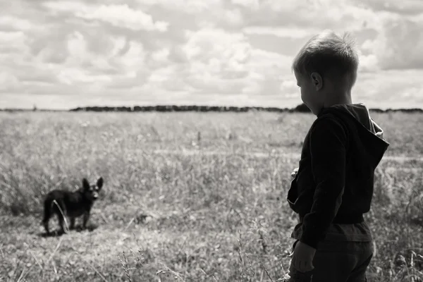 男孩和自然的黑色狗 — 图库照片