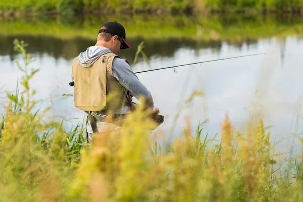 Pescador en la orilla del río . — Foto de Stock