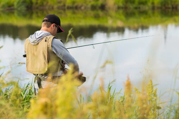 Pescador en la orilla del río . — Foto de Stock