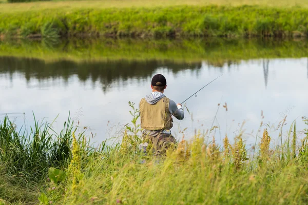 Hombre pescando —  Fotos de Stock