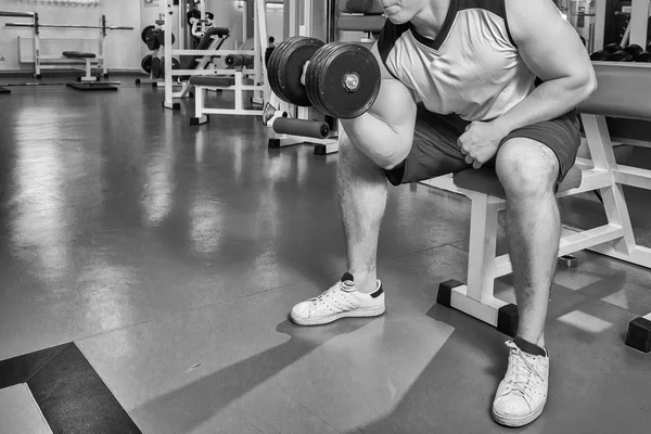 L'homme fait des exercices avec des haltères . — Photo