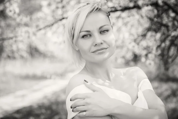 Belle femme en plein air au printemps — Photo