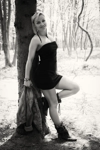 Žena v lese — Stock fotografie