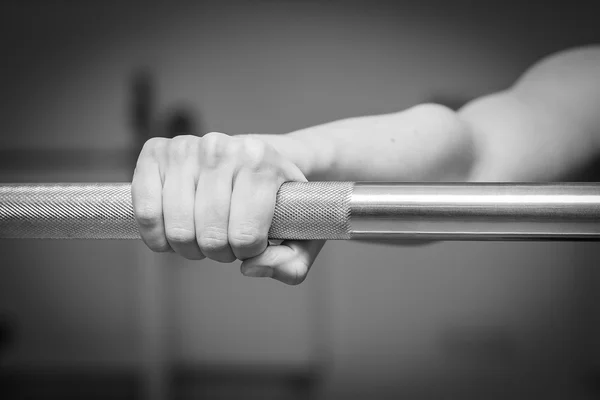 Сильный мужчина тренируется в спортзале — стоковое фото