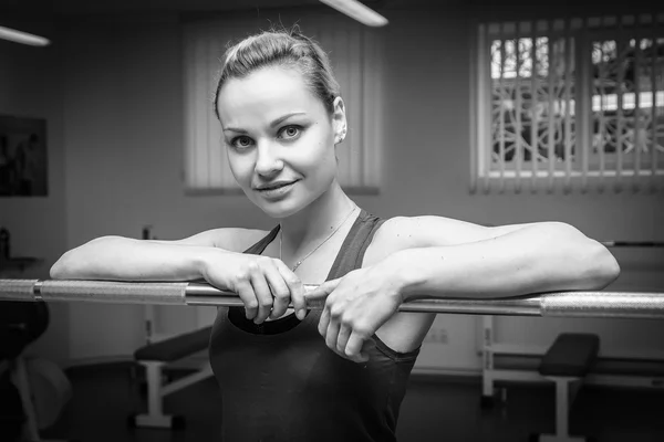 Blondine trainiert mit Gewichten — Stockfoto