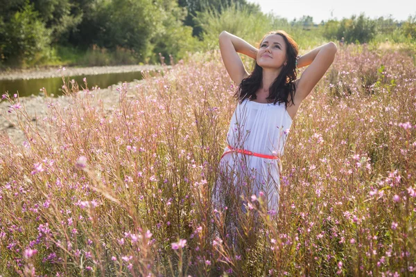 Frau auf dem Feld — Stockfoto