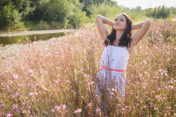 Vrouw in het veld — Stockfoto