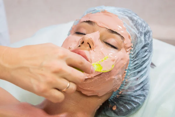 Vrouw ontvangende gezichtsmasker — Stockfoto