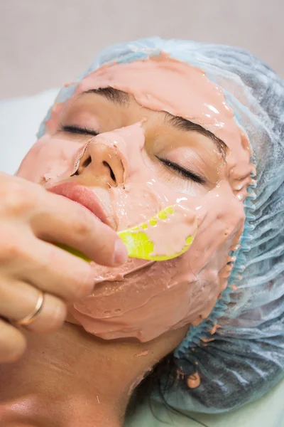 Mujer recibiendo máscara facial — Foto de Stock