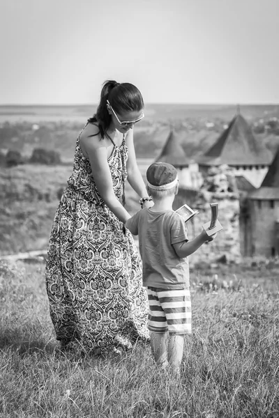 Mor och son nära castle — Stockfoto