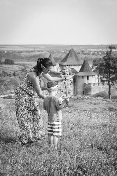 Mor och son nära castle — ストック写真