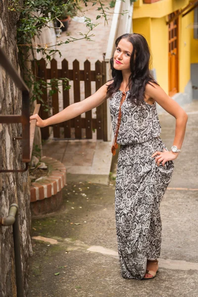 Frau auf italienischer Straße. — Stockfoto