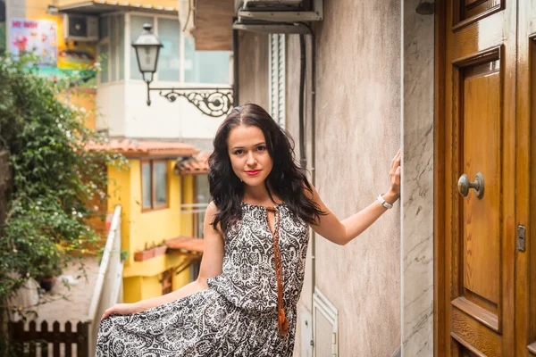 Frau auf italienischer Straße. — Stockfoto