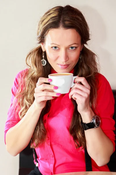 Vrouw die koffie drinkt — Stockfoto